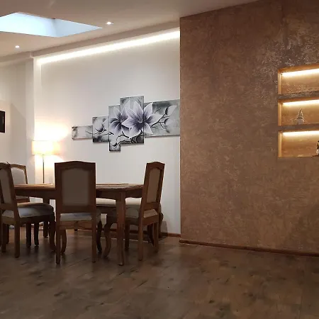 Flowers In The Attic Apartamento